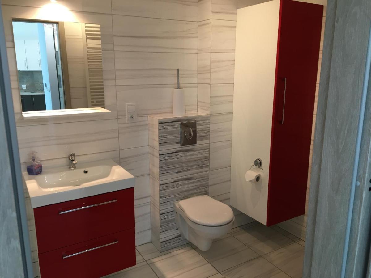 1 Tyskie Apartamenty Z Ogrodkiem Tychy Luaran gambar
