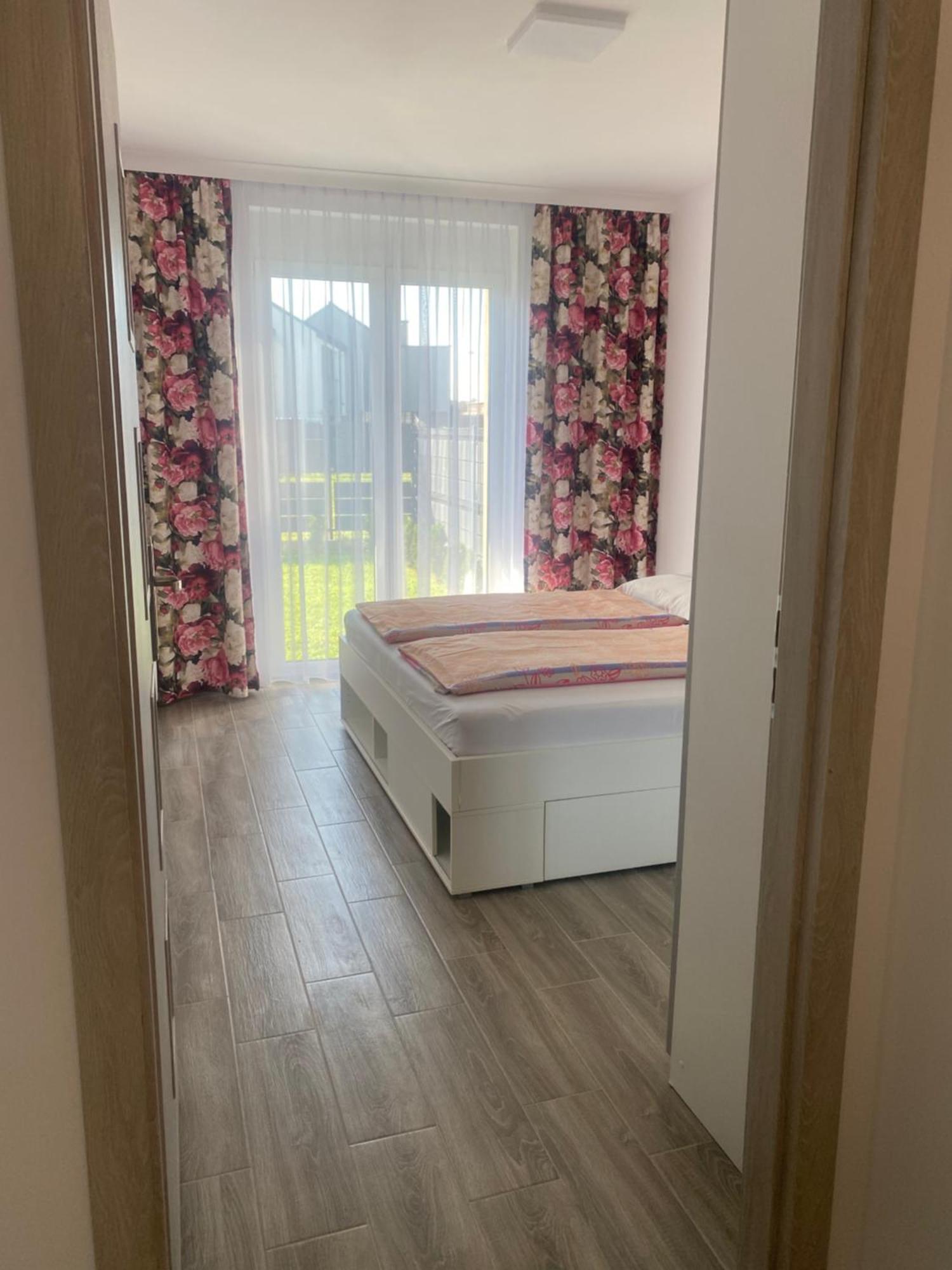 1 Tyskie Apartamenty Z Ogrodkiem Tychy Luaran gambar